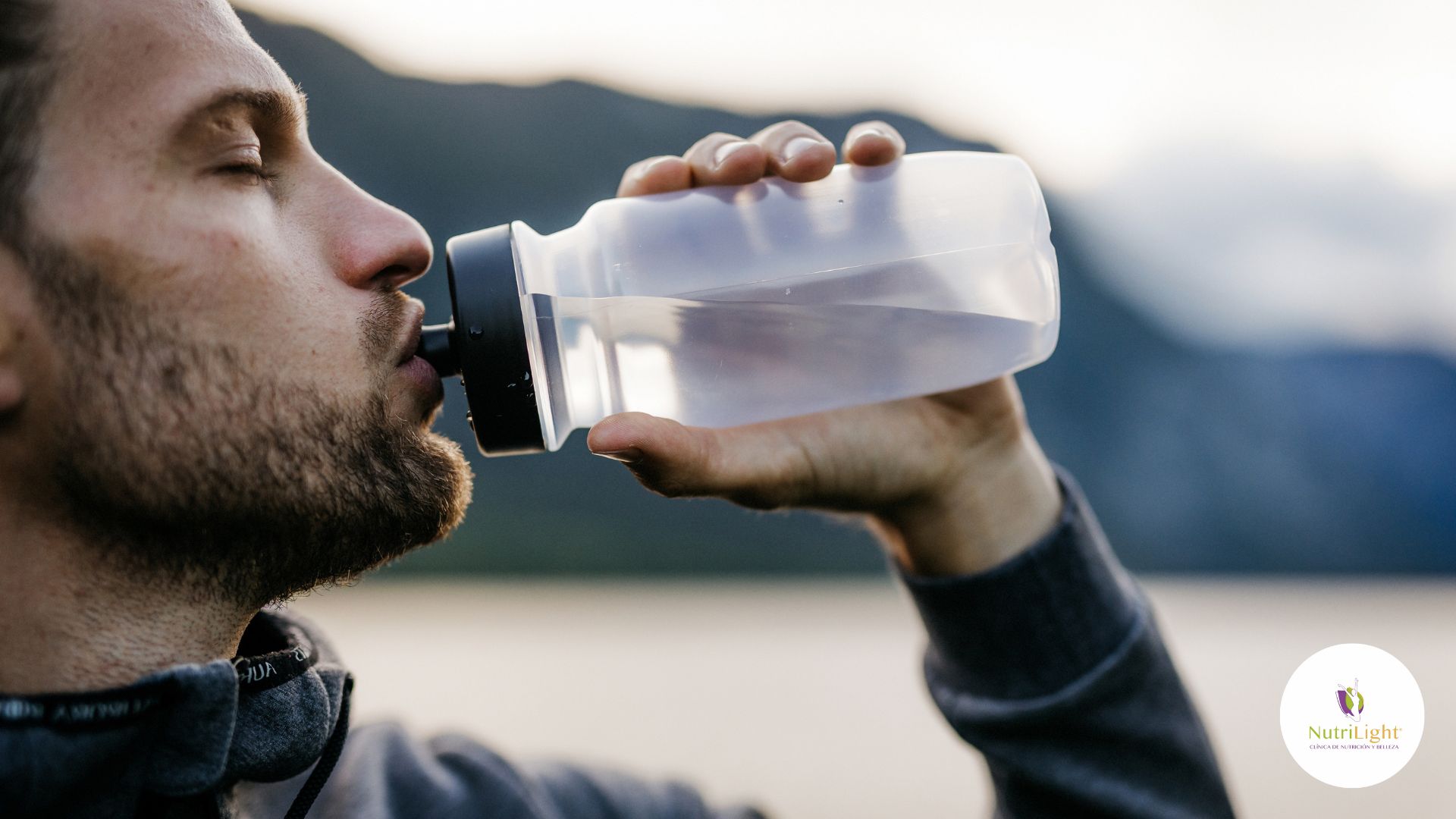 El agua es esencial para la función adecuada del sistema inmunológico, por lo que es importante asegurarse de mantenerse hidratado.